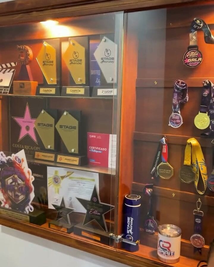 Vitrina con medallas y reconocimientos en AlilÚ Studio