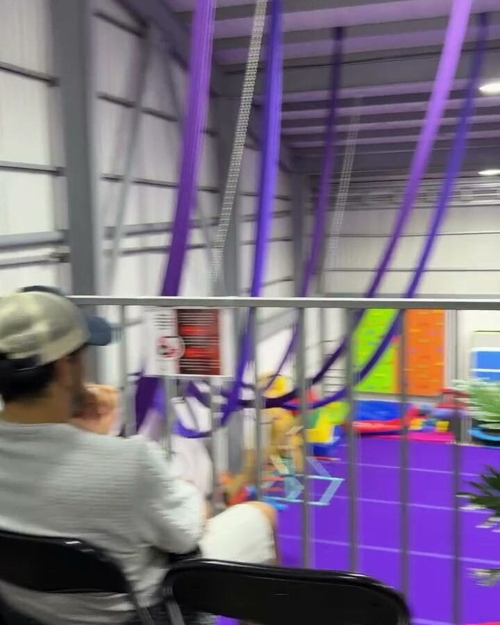 Mirador desde el segundo nivel de AlilÚ Studio hacia el piso de entrenamiento