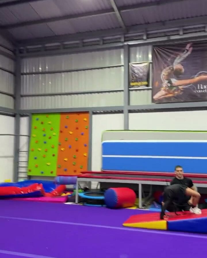 Zona de parkour de AlilÚ Studio con muro de escalada y colchonetas
