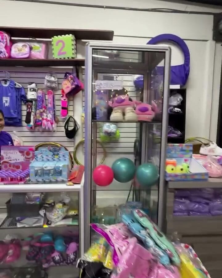 Tienda de AlilÚ Studio con leotardos, bolsos y accesorios de gimnasia