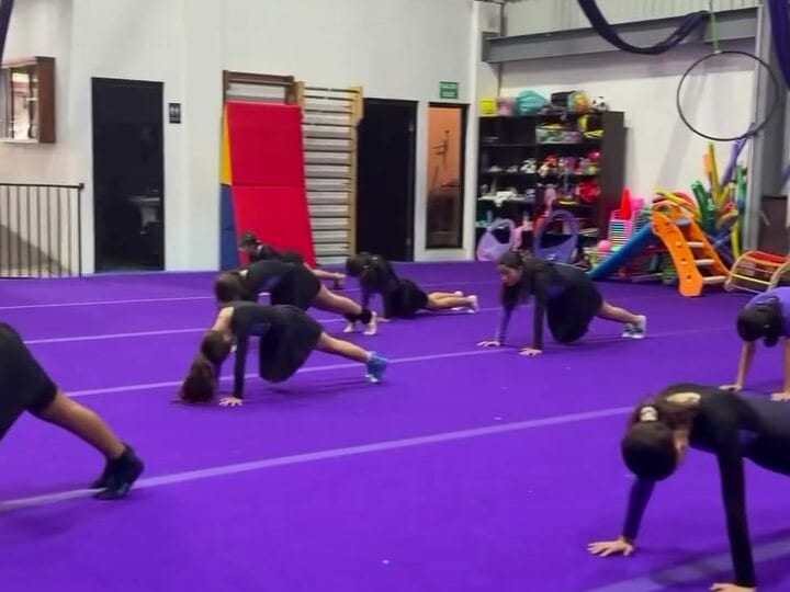 Telas aéreas violetas colgando sobre la pista del galerón