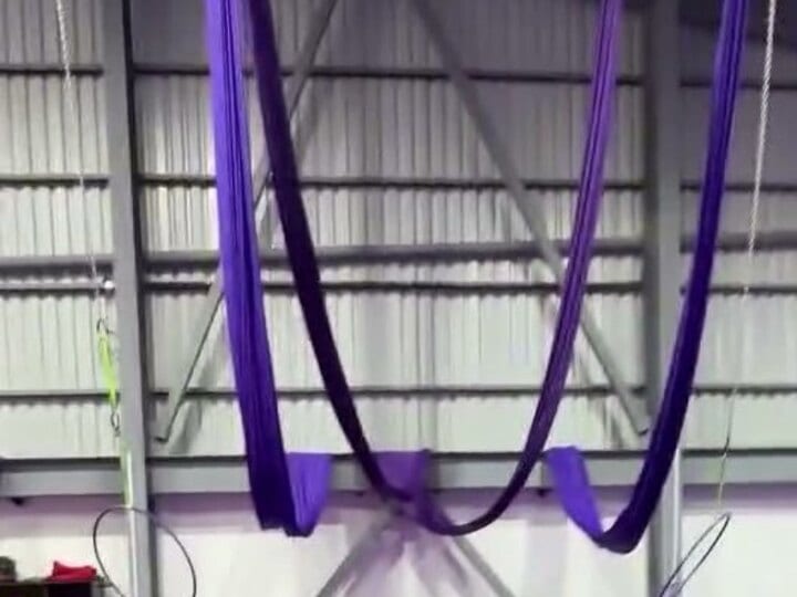 Telas aéreas violetas colgando de la estructura del galerón