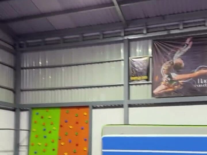 Muro de escalada y pista de aire en la zona de parkour