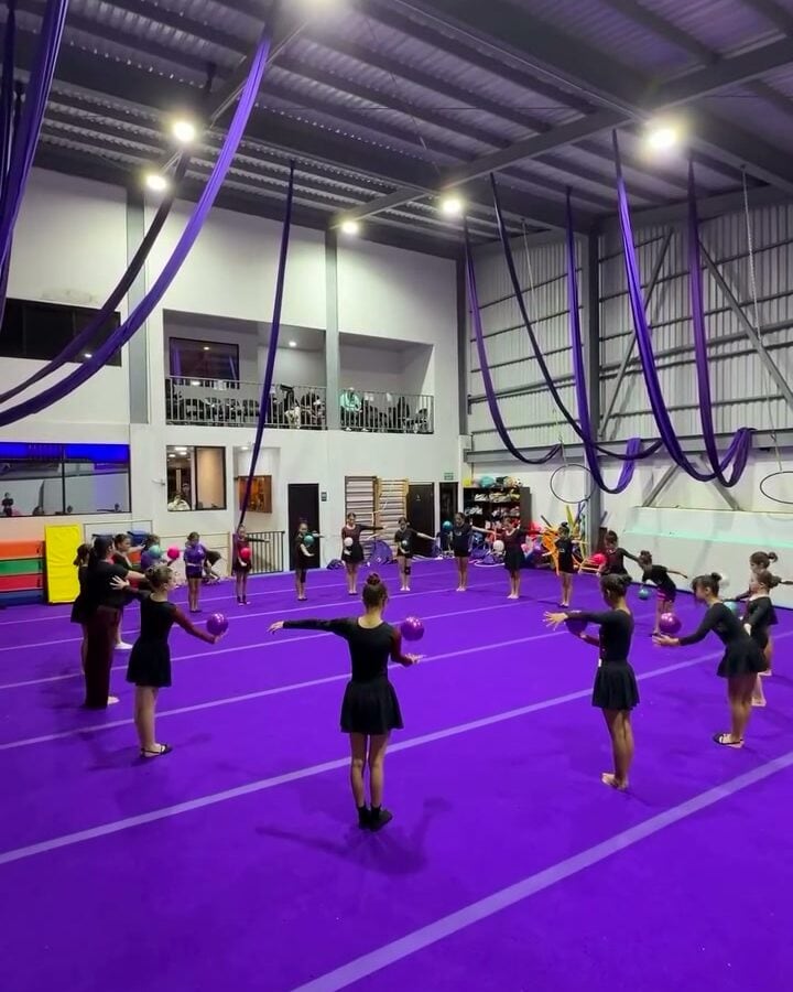 Piso violeta del galerón principal de AlilÚ Studio Paraíso durante una clase